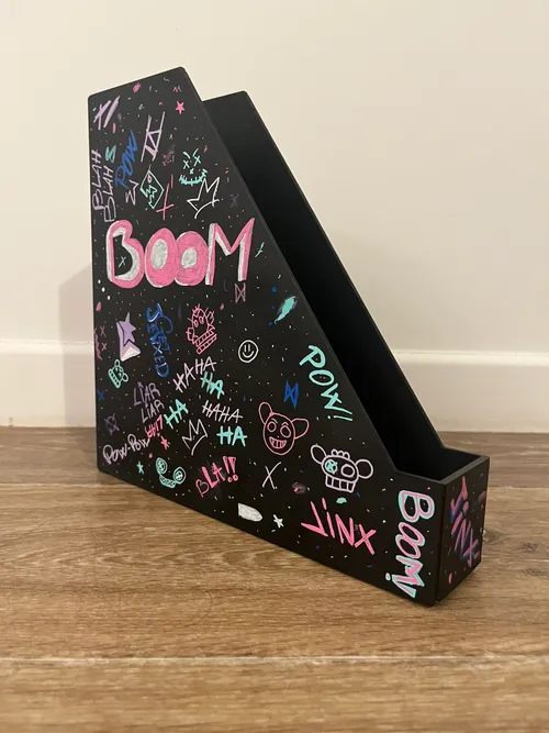 Close-up of the magazine file holder front