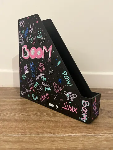 Close-up of the magazine file holder front