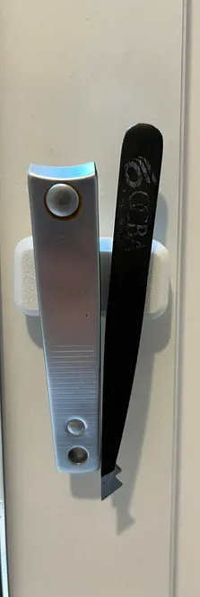 Magnetised bathroom holder