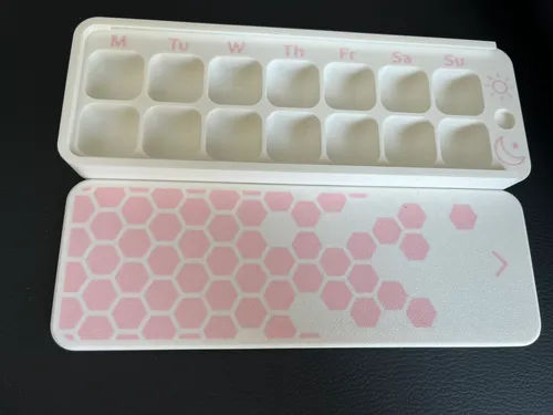 Pillbox square pink opened