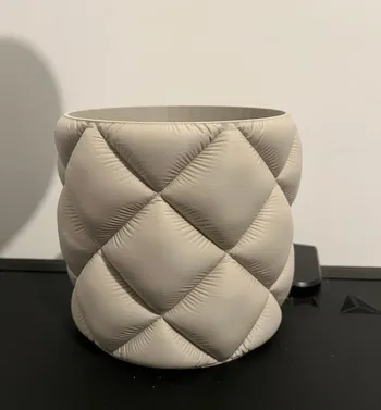 Inflated plant pot, second angle